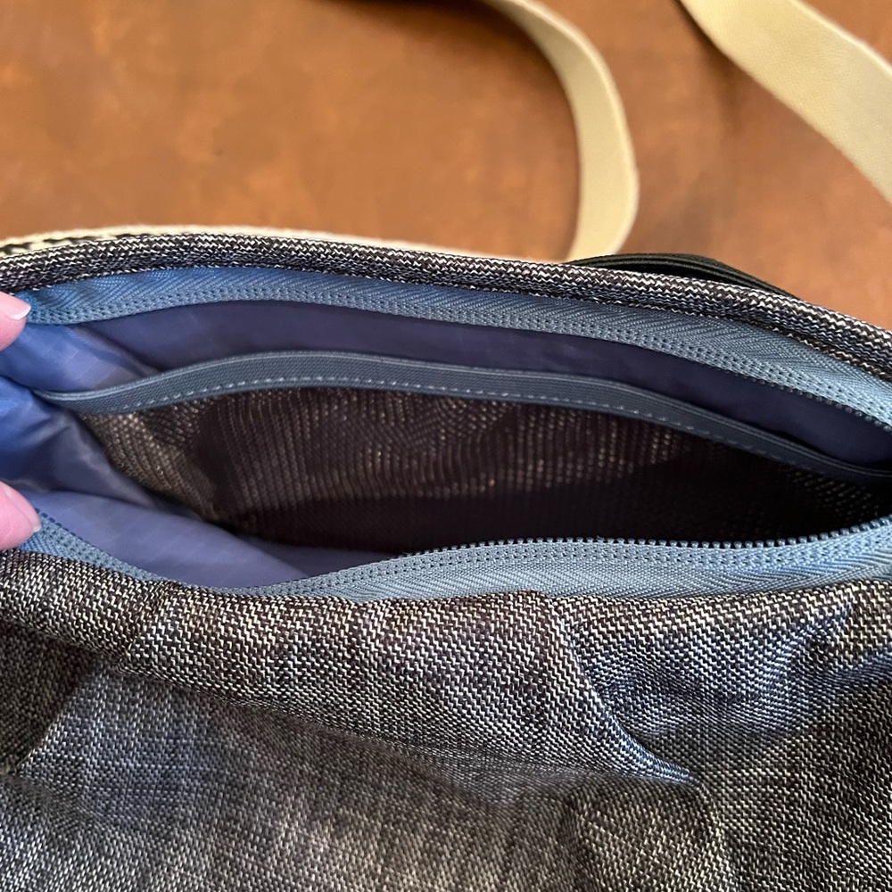 Keen Blue and White Crossbody Bag - Picture 3 of 6